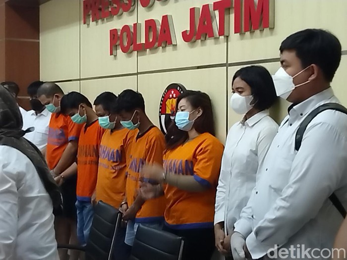 Penampakan 5 tersangka prostitusi yang menjerat anak-anak sebagai PSK saat konferensi pers di Polda Jatim