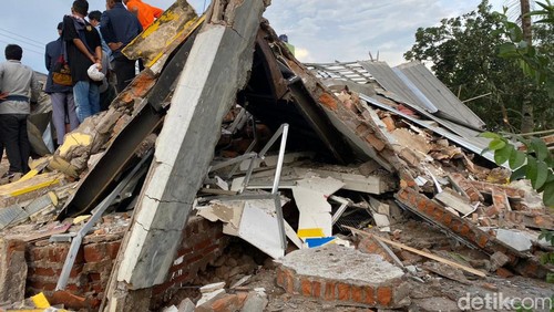 Penampakan mini market yang ambruk di Kampung Kadudampit, Desa Rancagoong, Kecamatan Cilaku, Kabupaten Cianjur akibat gempa Cianjur M 5,6