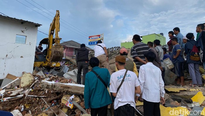Penampakan mini market yang ambruk di Kampung Kadudampit, Desa Rancagoong, Kecamatan Cilaku, Kabupaten Cianjur akibat gempa Cianjur M 5,6