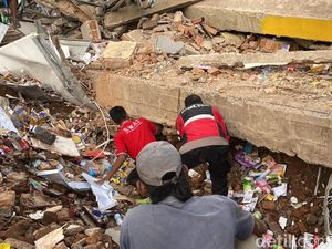 Minimarket Ambruk Digoyang Gempa Cianjur, Dua Santri Tertimbun!