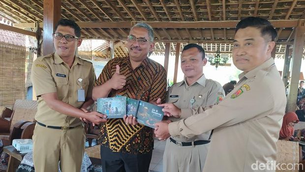 Penyerahan buku tentang budaya spiritual dan dolanan kerakyatan di Borobudur, Magelang, Senin (21/11/2022).