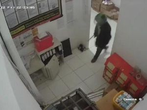 Perampok Bersajam Beraksi di Alfamart Jalinsum Banyuasin