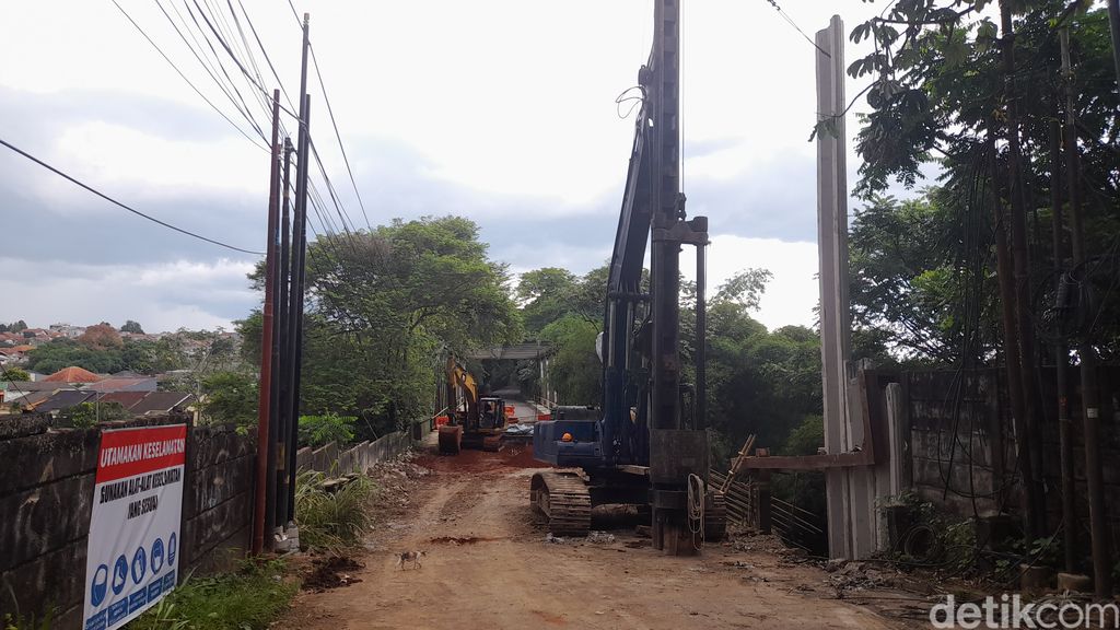 Perbaikan longsor di jembatan Cisadane, Jl Darul Quran, Kota Bogor, 21 November 2022. (M Sholihin/detikcom)