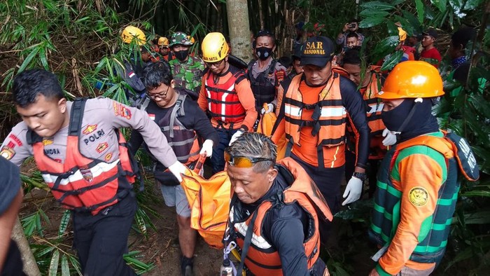 Petugas dan relawan mengevakuasi jenazah warga yang terseret banjir di Sukoharjo, Senin (21/11/2022).
