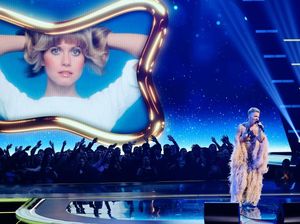 Pink Tribute untuk Olivia Newton-John di Panggung AMAs 2022