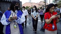Mereka yang panik tampak menghubungi keluarganya menggunakan smartphone.