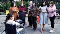 Para pegawai berkumpul beberapa saat di luar gedung, setelah itu mereka kembali melanjutkan pekerjaannya.