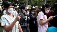 Para pegawai gedung bertingkat Jakarta berkumpul di halaman usai gempa yang mengguncang Cianjur.