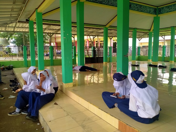 Potret siswa kelas 7C SMPN 1 Dompu tengah istirahat belajar di musala. Foto: Faruk Nickyrawi