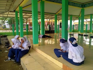 Diterjang Puting Beliung, Siswa SMPN 1 Dompu Sebulan Belajar di Musala