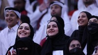 Suporter timnas Qatar saat memberikan semangat pada tim nasional negaranya saat melawan Ekuador dalam laga grup A Piala Dunia 2022 di Stadion Al Bayt, Al Khor, Qatar, Minggu (20/11/2022). Foto: Getty Images/lan MacNicol