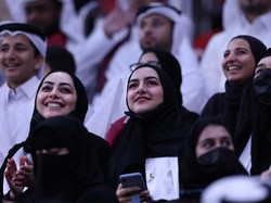 Suporter timnas Qatar saat memberikan semangat pada tim nasional negaranya saat melawan Ekuador dalam laga grup A Piala Dunia 2022 di Stadion Al Bayt, Al Khor, Qatar, Minggu (20/11/2022). Foto: Getty Images/lan MacNicol