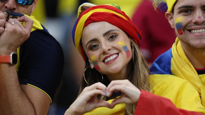 Potret Suporter Cantik yang Tertangkap Kamera Saat Laga Qatar Vs Ekuador Soccer Football - FIFA World Cup Qatar 2022 - Group A - Qatar v Ecuador - Al Bayt Stadium, Al Khor, Qatar - November 20, 2022 Ecuador fans in the stands before the match REUTERS/Matthew Childs