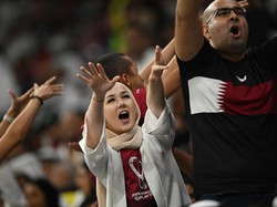 Sorak sorai suporter Qatar saat mendukung tim nasional negaranya bertanding menghadapi Ekuador pada laga pembuka Piala Dunia 2022. Foto: Reuters/Dylan Martinez