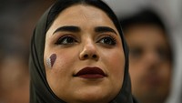 Ekspresi suporter Qatar saat menyaksikan timnas negaranya menghadapi Ekuador. Foto: Reuters/Dylan Martinez