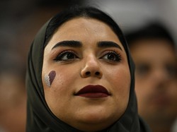 Ekspresi suporter Qatar saat menyaksikan timnas negaranya menghadapi Ekuador. Foto: Reuters/Dylan Martinez