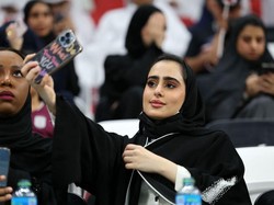 Suporter timnas Qatar mengabadikan dirinya dengan berfoto selfie saat laga Qatar vs Ekuador di Stadion Al Bayt, Al Khor, Qatar. Foto: Karim Jaafar/AFP/Getty Images