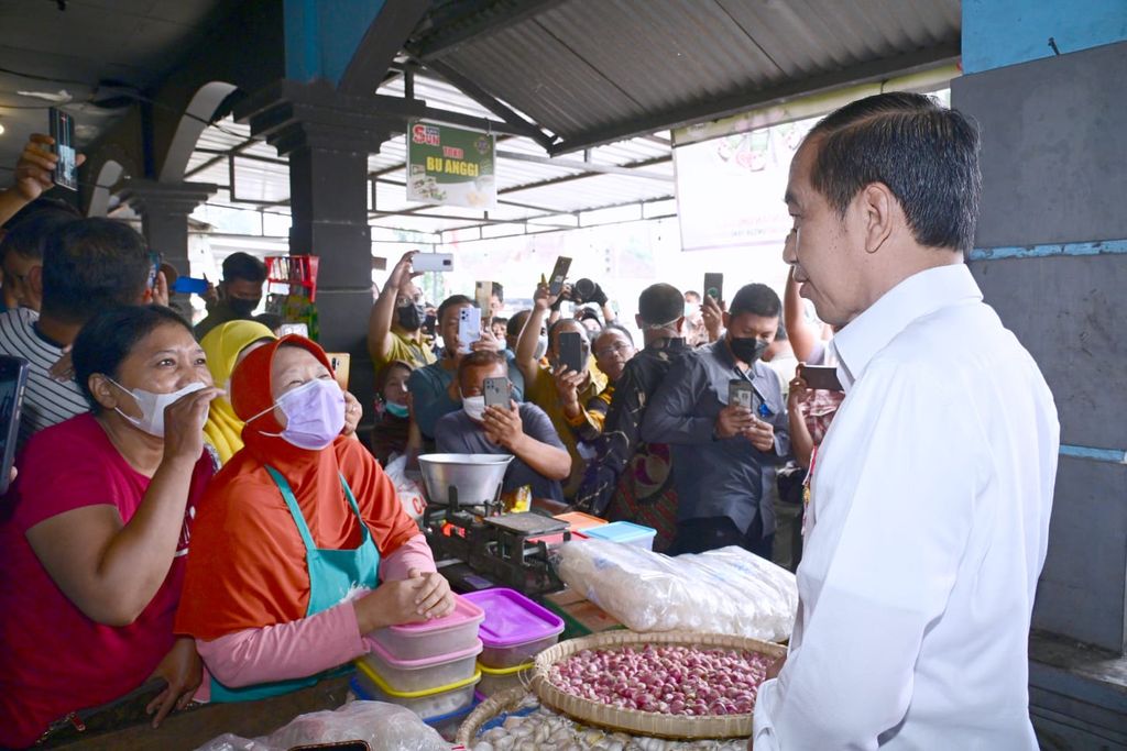 Presiden Joko Widodo mengunjungi Pasar Malang Jiwan Colomadu, Kabupaten Karanganyar. Tiba sekira pukul 08.05 WIB, Presiden Jokowi kemudian membagikan Bantuan Langsung Tunai (BLT) dan sembako kepada para pedagang pasar. (Dok: Biro Pers Sekretariat Presiden)