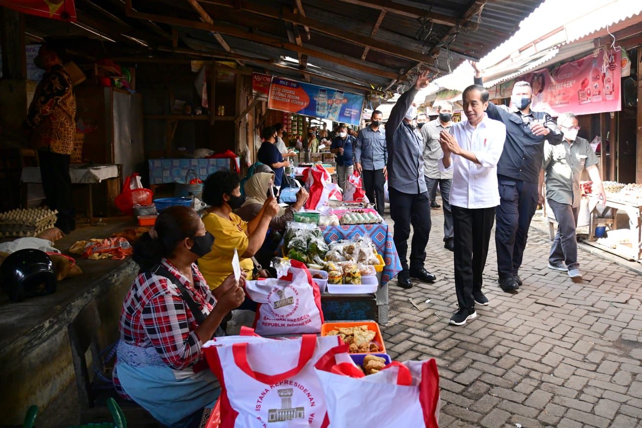 Presiden Joko Widodo mengunjungi Pasar Malang Jiwan Colomadu, Kabupaten Karanganyar. Tiba sekira pukul 08.05 WIB, Presiden Jokowi kemudian membagikan Bantuan Langsung Tunai (BLT) dan sembako kepada para pedagang pasar. (Dok: Biro Pers Sekretariat Presiden)