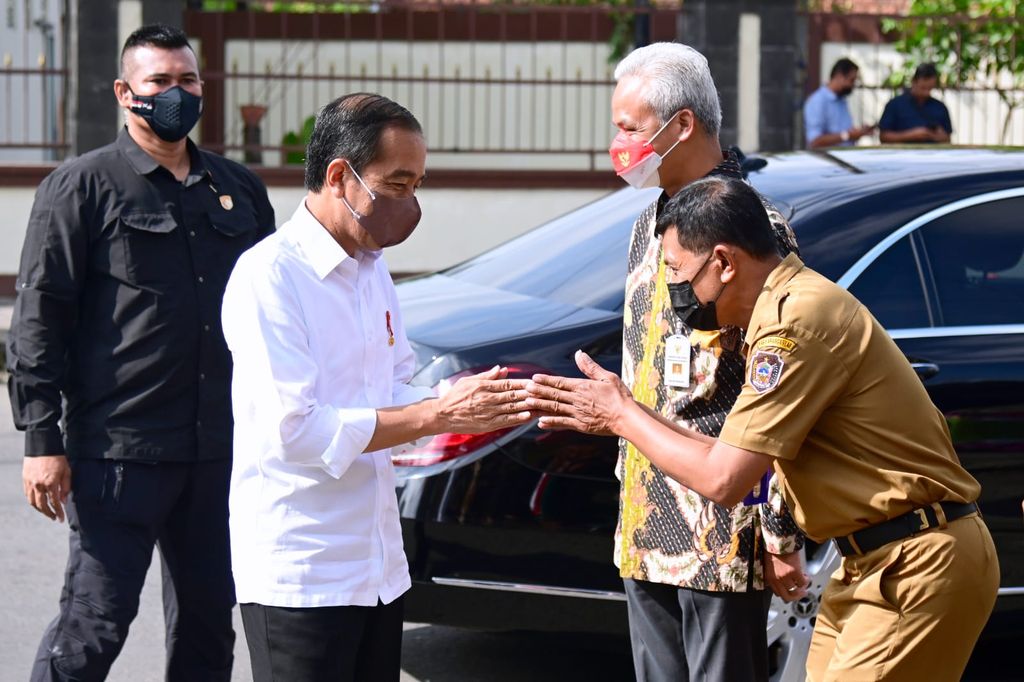 Presiden Joko Widodo mengunjungi Pasar Malang Jiwan Colomadu, Kabupaten Karanganyar. Tiba sekira pukul 08.05 WIB, Presiden Jokowi kemudian membagikan Bantuan Langsung Tunai (BLT) dan sembako kepada para pedagang pasar. (Dok: Biro Pers Sekretariat Presiden)