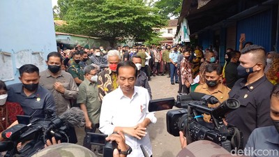 Potret Jokowi-Ganjar Blusukan Pasar Malangjiwan Karanganyar