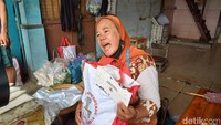 Salah seorang pedagang Sri Rubini berharap Jokowi memberi atensi untuk harga kedelai yang terus melonjak. Menurutnya kenaikan harga kedelai berdampak pada penjualan tahu dan tempe. (Foto: Agil Trisetiawan Putra/detikJateng)