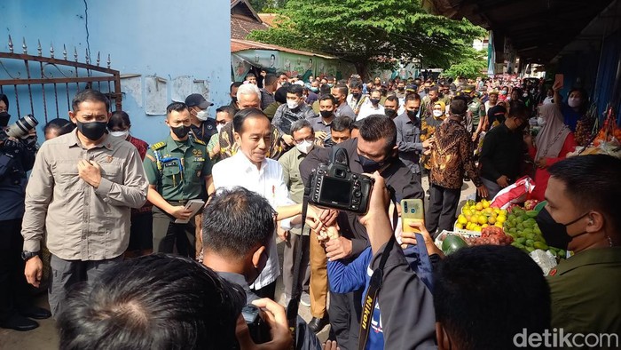 Presiden Jokowi dan Gubernur Jateng Ganjar Pranowo di Pasar Malangjiwan Karanganyar, Senin (21/11/2022).