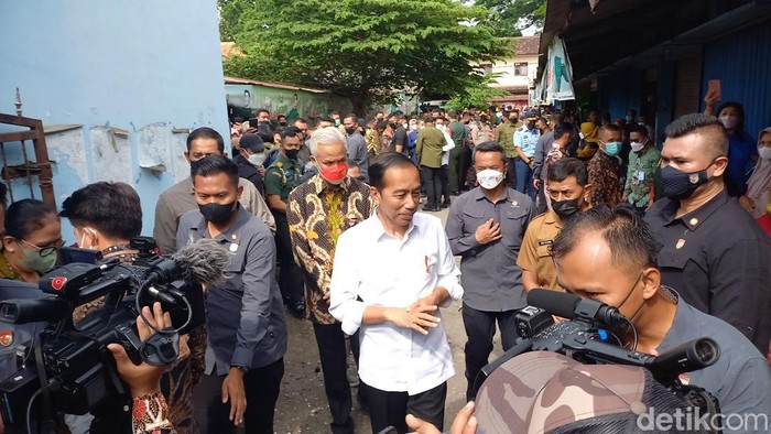 Presiden Jokowi dan Gubernur Jateng Ganjar Pranowo di Pasar Malangjiwan Karanganyar, Senin (21/11/2022).