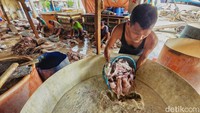 Seorang pekerja tengah melakukan pengolahan ikan asin di Muara Angke, Jakarta. 