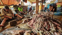 Pekerja beraktivitas dalam proses produksi olahan ikan asin di Muara Angke, Jakarta, Senin (21/11/2022). 