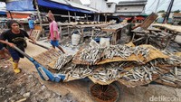Perajin ikan asin mengaku produksi yang menggantungkan pada panas matahari sangat terdampak saat musim penghujan. 