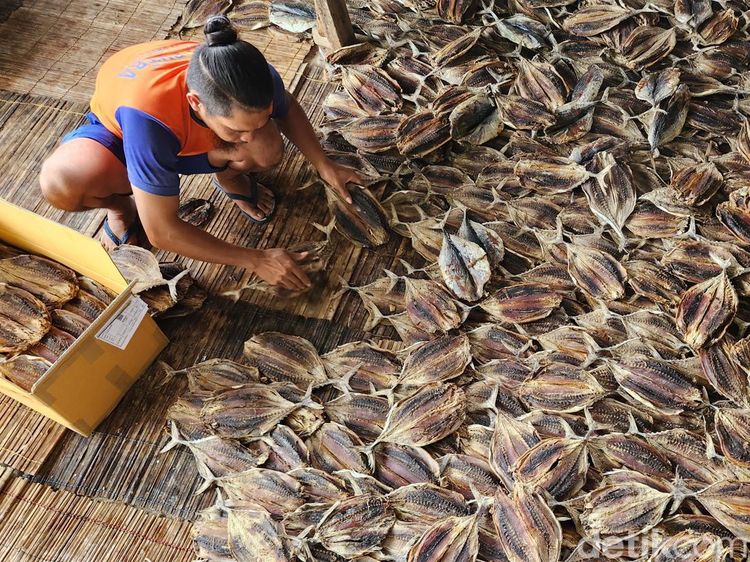 Produksi Ikan Asin Terganggu Saat Musim Penghujan