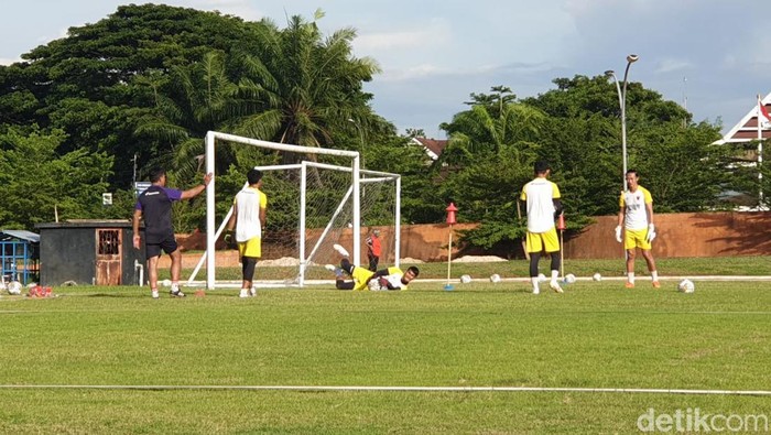 PSM Makassar latihan di Lapangan Syekh Yusuf, Gowa. 4 kiper PSM digembleng oleh pelatih Alan Haviludin.