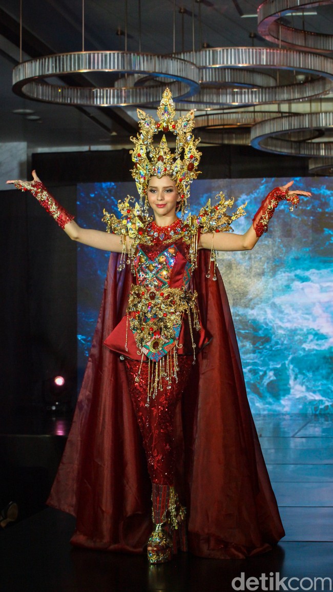 Cindy akan mengenakan kostum nasional bertajuk Ratu Mandalika dari Lombok Timur. Tema Ratu Mandalika diadopsi dari legenda Provinsi Nusa Tenggara Barat yang hadir dalam tradisi Bau Nyale.  Tradisi tersebut dilakukan Suku Sasak untuk mencari cacing laut yang disebut sebagai jelmaan Ratu Mandalika. Foto: Andhika Prasetia/DetikFoto.