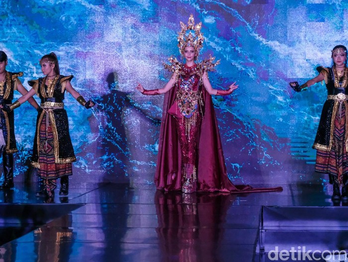 Puteri Indonesia Lingkungan 2022 Cindy May McGuire memperagakan sejumlah kostum di Jakarta, Senin (21/11/2022) untuk ajang Miss International 2022 yang digelar di Jepang. Ada 4 rancangan kostum yang diperagakan Cindy. Puteri Indonesia Lingkungan 2022 Cindy May McGuire memperagakan sejumlah kostum di Jakarta, Senin (21/11/2022) untuk ajang Miss International 2022 yang digelar di Jepang. Ada 4 rancangan kostum yang diperagakan Cindy.