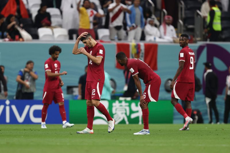Qatar vs Ekuador AL KHOR, QATAR - NOVEMBER 20: Akram Afif of Qatar battles for the ball with Jhegson Mendez of Ecuador and Piero Hincapie of Ecuador during the Group A - FIFA World Cup Qatar 2022 match between Qatar and Ecuador at Al Bayt Stadium on November 20, 2022 in Al Khor, Qatar (Photo by Pablo Morano/BSR Agency/Getty Images)