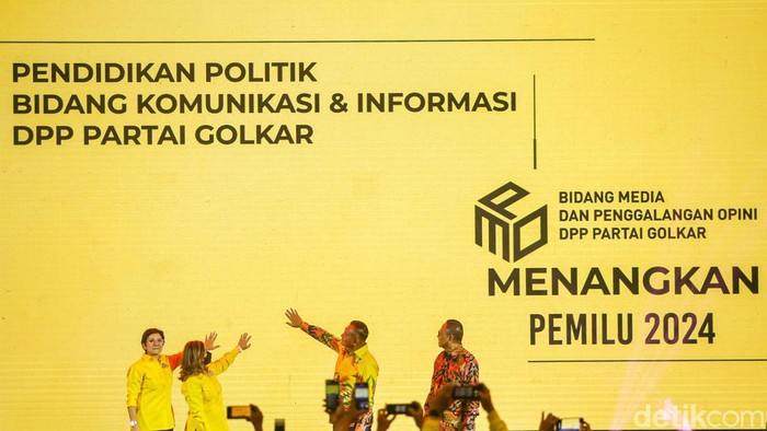 Bidang Media dan Penggalangan Opini (MPO) DPP Partai Golkar menggelar Rapat Koordinasi Nasional (Rakornas) di Ballroom Hotel Sultan Jakarta Pusat, Senin (21/11/2022). Sekjen Partai Golkar Lodewijk Freidrich Paulus menargetkan pemilih pemula pada kontestasi politik 2024 mendatang.