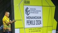 Sekjen Partai Golkar Lodewijk Freidrich Paulus memberikan arahan saat menghadiri Rakornas bidang Media dan Penggalangan Opini (MPO) Partai Golkar.