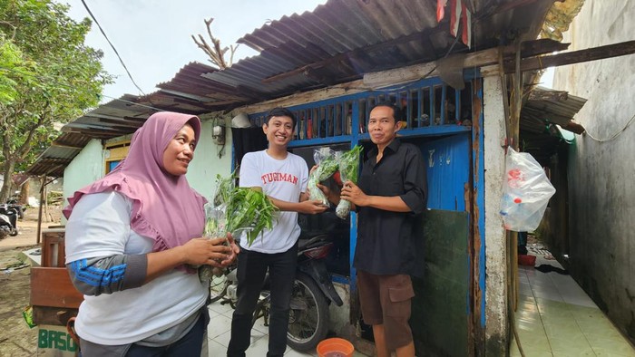 Relawan Ganjar Pranowo bagikan sayuran di Jakarta.