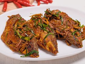 3 Resep Ikan Goreng Bumbu Pedas Asam, Cocok untuk Lauk Makan Siang