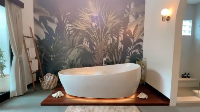 Rumah Raisa dan Hamish Daud di Bali memiliki sebuah ruangan besar yang didedikasikan khusus sebagai kamar mandi. Terdapat bath-tub canggih dengan dinding bernuansa floral yang makin bikin betah berlama-lama. (Foto: Instagram/@raisa6690)