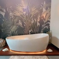 Rumah Raisa dan Hamish Daud di Bali memiliki sebuah ruangan besar yang didedikasikan khusus sebagai kamar mandi. Terdapat bath-tub canggih dengan dinding bernuansa floral yang makin bikin betah berlama-lama. (Foto: Instagram/@raisa6690)