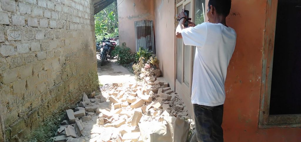 Rumah rusak di Bandung Barat akibat gempa.