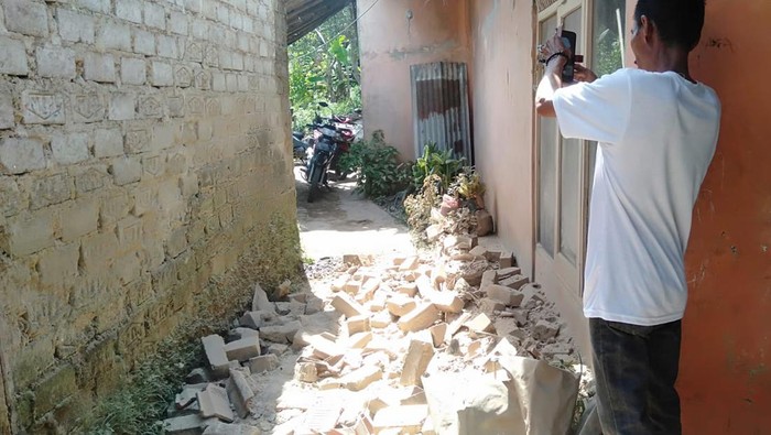 Rumah rusak di Bandung Barat akibat gempa.