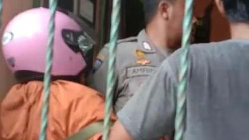 Seorang Perempuan inisial SA (40) ketika diamankan dari amukan warga di Bima, NTB, Senin (21/11/2022).