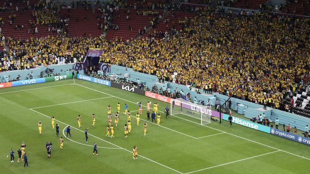 Sepi penonton pada pertadingan perdana grup A Piala Dunia antara Qatar dan Ekuador di Stadion Al Bayt di Al Khor, Qatar, Minggu, (20/11/2022). (AP/Hassan Ammar)