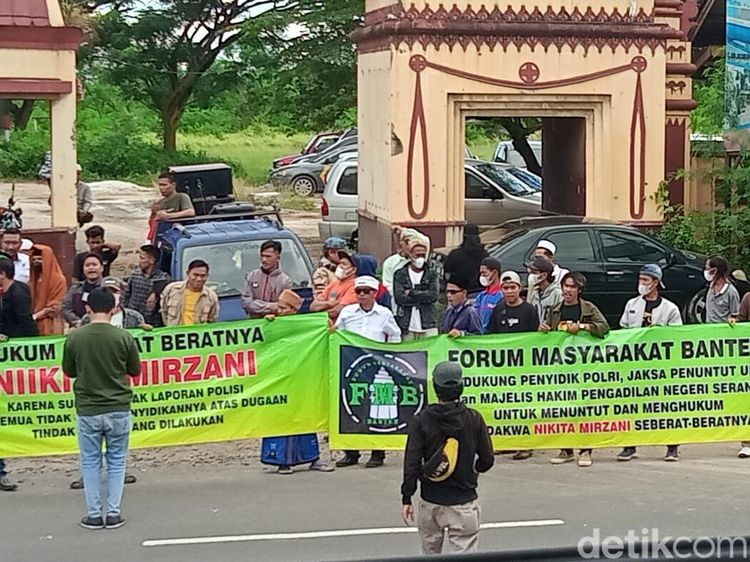 Sidang Nikita Mirzani Diwarnai Demo