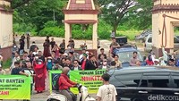 Warga yang mengatasnamakan sebagai Forum Masyarakat Banten itu berkumpul di depan Pengadilan Negeri Serang. Foto: Ahsan Nurrijal/ detikHOT