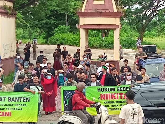 Sidang Nikita Mirzani Didemo Warga Sidang Nikita Mirzani Didemo Warga