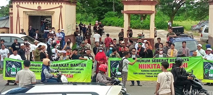 Sidang Nikita Mirzani Didemo Warga